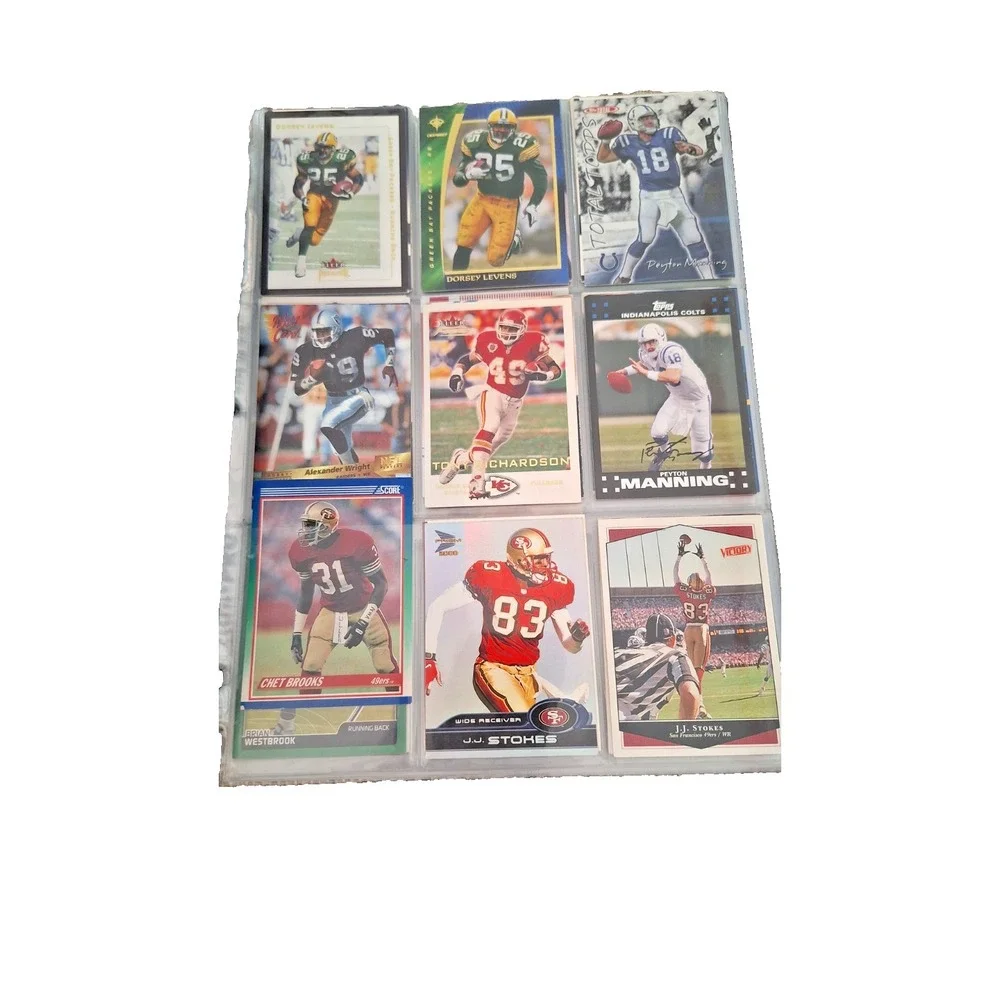 Trading‎ card book with football cards inside 118 cards